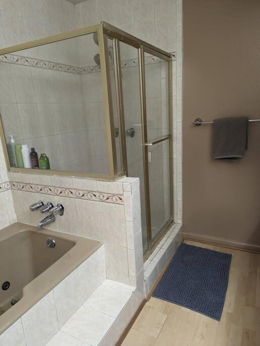 Spacious 2 Bedrooms. Prime Location Apartment Los Angeles